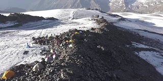 鸟瞰图露营帐篷在雪峰旅行和徒步山