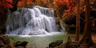 美丽的瀑布在怀美卡明瀑布国家公园森林，泰国北碧府