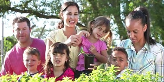 三个家庭带着孩子在社区花园
