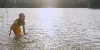 小女孩在湖水里。