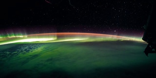 来自国际空间站的地球和北极光。这段视频由美国宇航局提供。8 k间隔拍摄