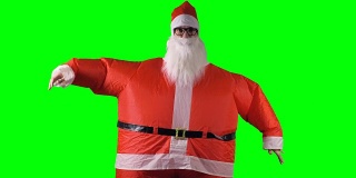 圣诞老人在绿色背景上舞动手臂。