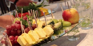 婚礼自助餐桌上各种新鲜水果。水果和浆果婚礼餐桌装饰。婚礼，新年，圣诞餐桌装饰。