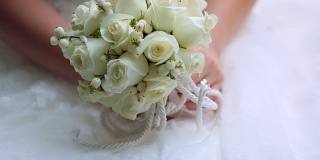 新娘捧着她美丽的花束