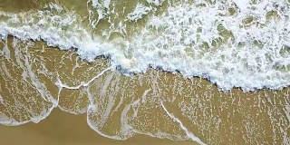 海浪撞击海滩的鸟瞰图。航空摄影测量。慢动作