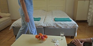 照顾女护士探望老年妇女，并在家中与老年妇女沟通。