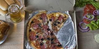 肥胖男性吃多了油腻的食物塞满了大块的披萨，不健康的饮食