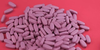 分散粉红色的药片