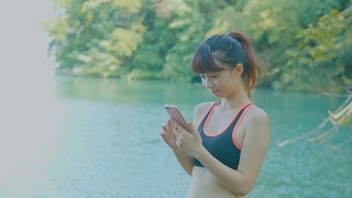 女性在公园使用智能手机视频素材模板下载