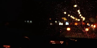 下雨了。汽车挡风玻璃。雨打在玻璃上