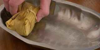 用玉米粉蒸肉填满一个托盘，用来配菜