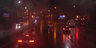 夜晚的道路。从赛道上的车里射击。汽车前进。下雨了，雨滴落在左边的玻璃上。从一辆双层巴士上射击。4л
