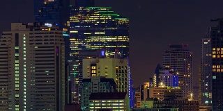曼谷夜间摩天大楼灯光鸟瞰图。