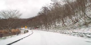 视频驾驶冬天的雪路。一沼湖附近志贺高原292号公路。