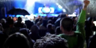 人群聚会现场音乐音乐会在雨慢动作