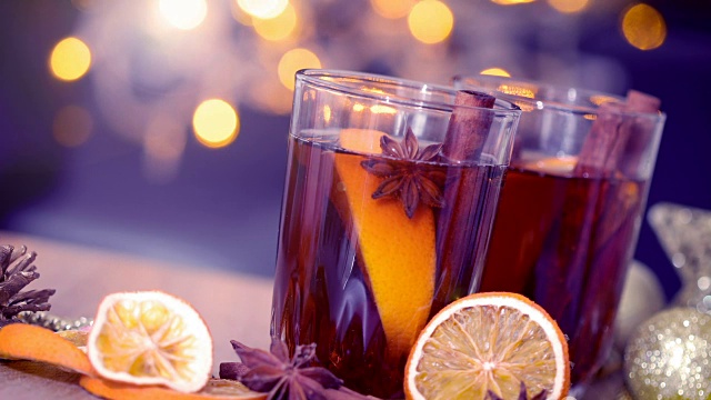 新年晚会当晚的热红酒和秋冬季节的美味圣诞饮品，复古的色调