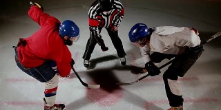 冰球裁判进行了一场对峙，两名球员开始争夺冰球