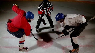 冰球裁判进行了一场对峙，两名球员开始争夺冰球视频素材模板下载