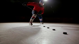 职业冰球运动员在冰上赛场上射门视频素材模板下载