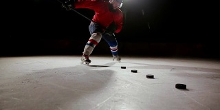 职业冰球运动员在冰上赛场上射门