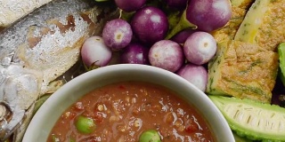 虾酱辣椒酱搭配蔬菜和鲭鱼，泰国风味。