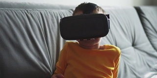 快乐男孩在家里用VR眼镜