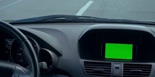在一辆汽车。GPS模块处于开启状态。绿屏