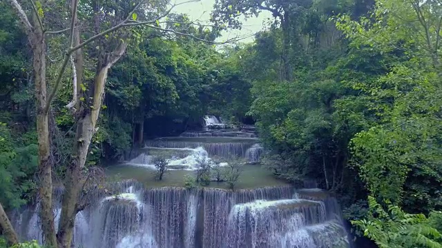 森林中的热带瀑布