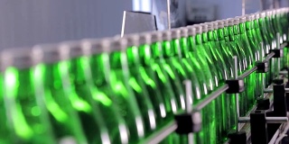 绿色矿泉水瓶沿着自动生产线移动。