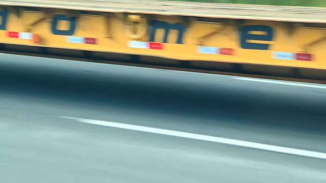 卡车在高速公路上行驶。卡车轮胎在柏油路上超速行驶的特写镜头