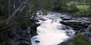 HD慢动作瀑布在挪威与岩石和森林，Pan Up