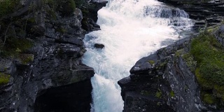 HD慢动作瀑布在挪威与岩石和森林，潘Down