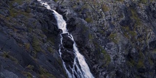 高清瀑布在挪威悬崖的慢动作，Pan Down空中视角