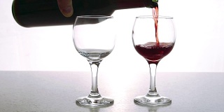 两个水晶酒杯在餐厅酒吧里盛满了浓郁的干红葡萄酒
