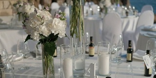 桌上摆放着花瓶里的白花，准备参加海上庆典