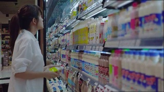 亚洲女人在超市购物视频素材模板下载