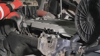 汽车修理工检查卡车发动机的油位视频素材模板下载
