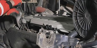 汽车修理工检查卡车发动机的油位