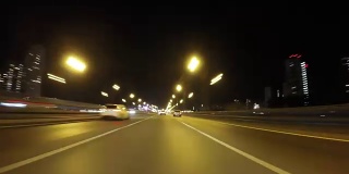 快速城市驾驶夜间道路POV通过城市在晚上的时间推移