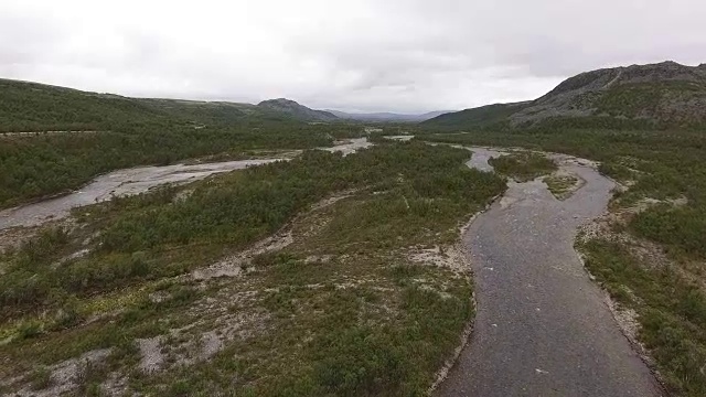 流经冻原荒野的河流