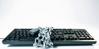 电脑键盘链，网络安全的隐喻