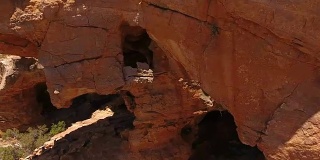 飞过南非有洞穴的岩石