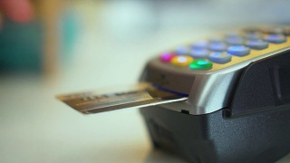 使用信用卡读卡器的特写，慢动作视频素材模板下载