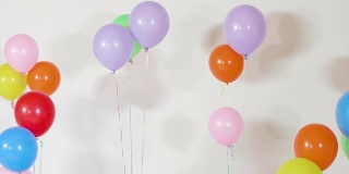 真正的氦气球漂浮白色孤立的背景