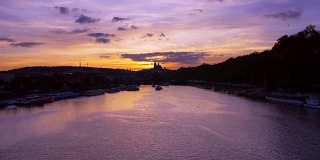 日落时分的布拉格伏尔塔瓦河和赫拉德卡尼山