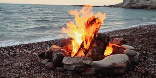 在海滩上营火