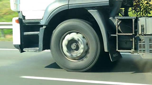 卡车轮胎在高速公路上行驶的4K特写镜头