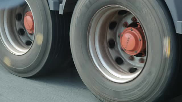 卡车轮胎在高速公路上旋转的4K慢镜头特写