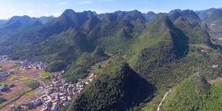 中国贵州省绿谷的梯田和中国传统村落鸟瞰图