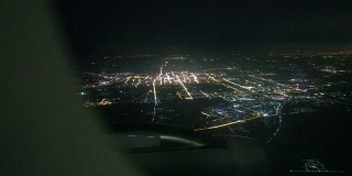 夜间在城市上空飞行的飞机